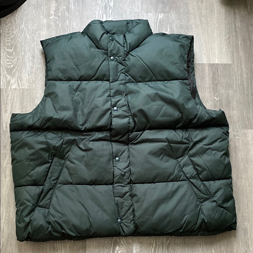 Old Navy Men’s Water Resistant Puffer Vest, NWT, Color Forest Canopy - Picture 7 of 7